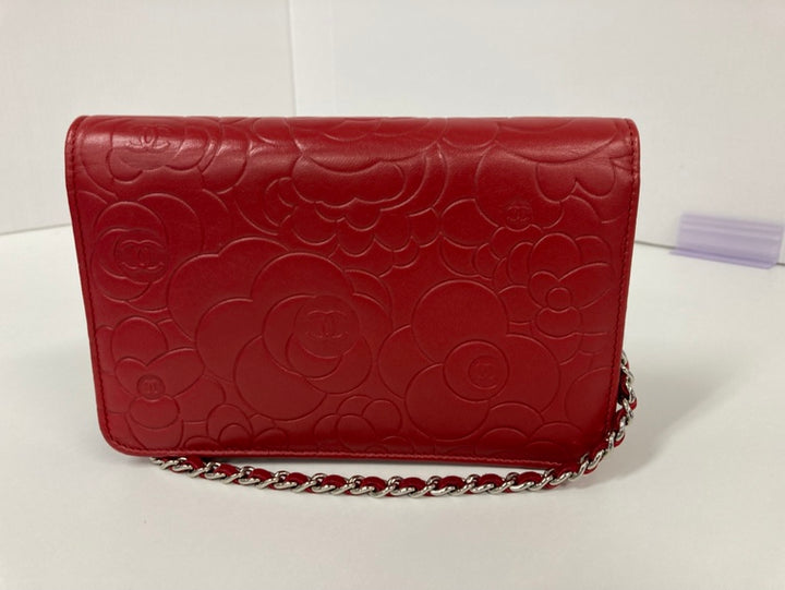 Chanel CC embossé Cuir d’agneau Camellia Wallet on Chain