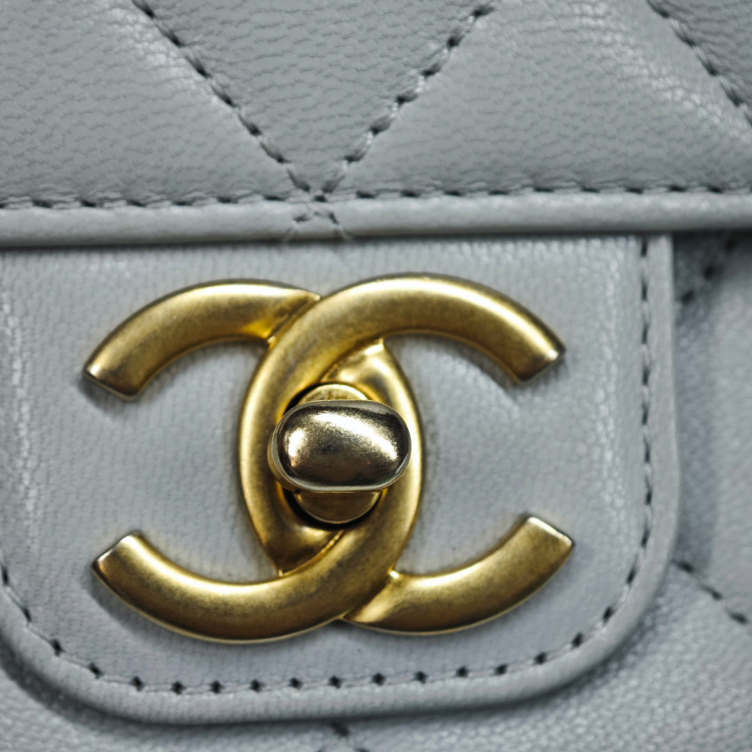 Chanel Mini Square Cuir de veau grainé Chain à rabat