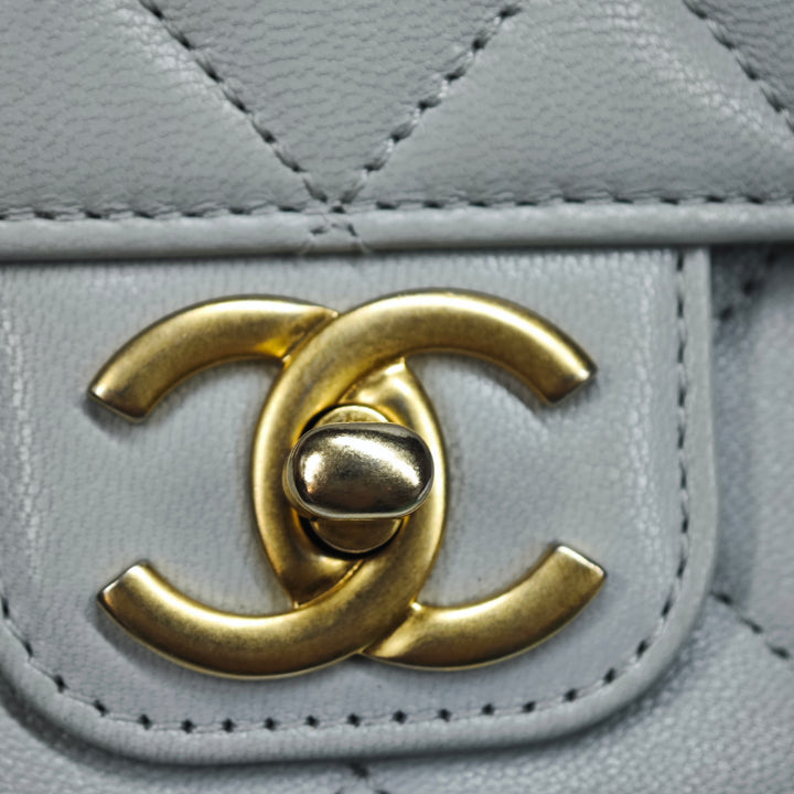 Chanel Mini Square Cuir de veau grainé Chain à rabat