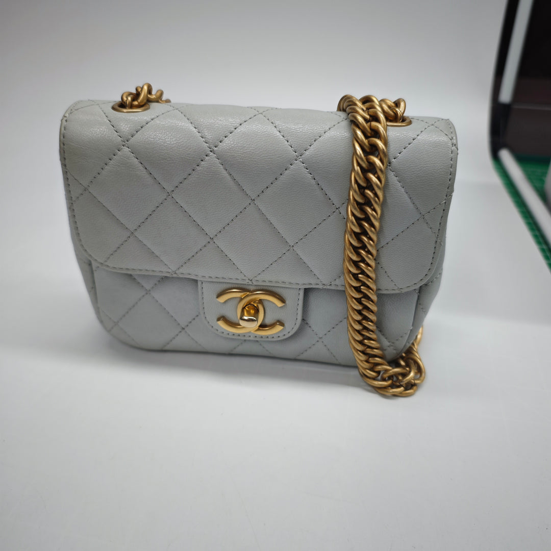 Chanel Mini Square Cuir de veau grainé Chain à rabat