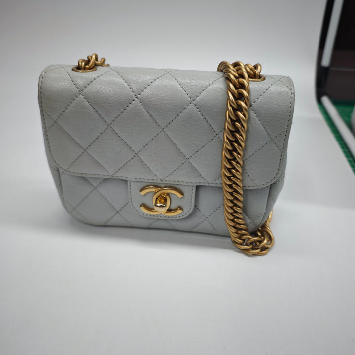 Chanel Mini Square Cuir de veau grainé Chain à rabat