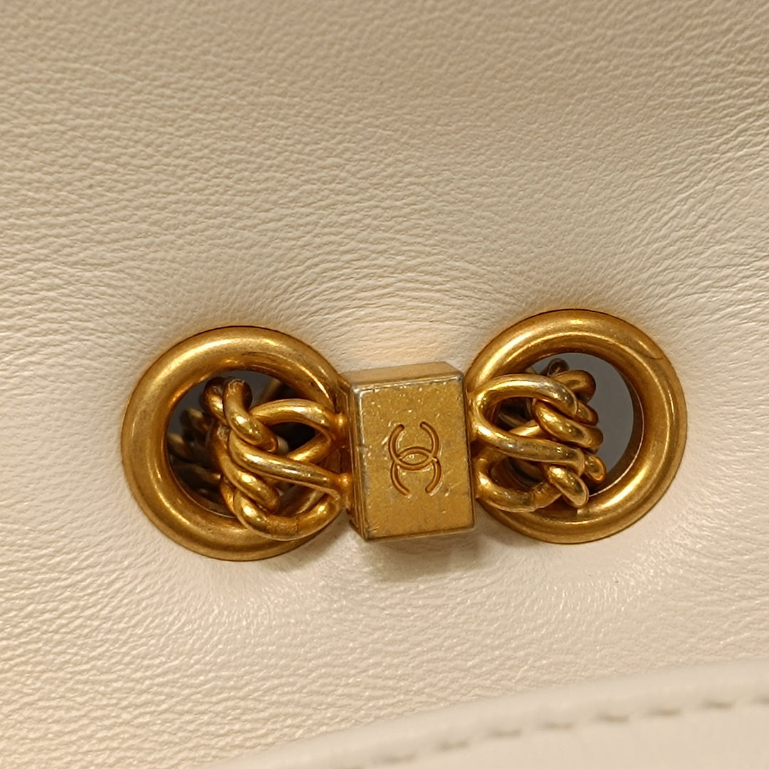 Chanel Small Matelassé Cuir d’agneau On And On Chain à rabat