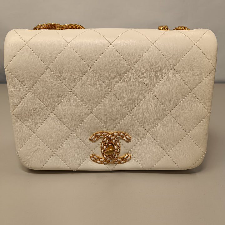 Chanel Small Matelassé Cuir d’agneau On And On Chain à rabat