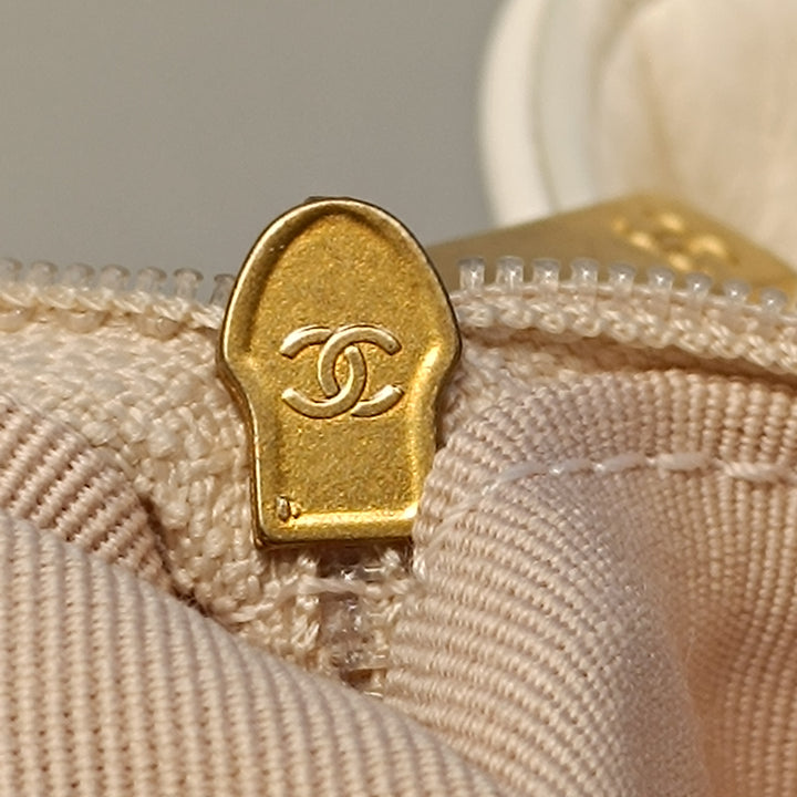 Chanel Small Matelassé Cuir d’agneau On And On Chain à rabat