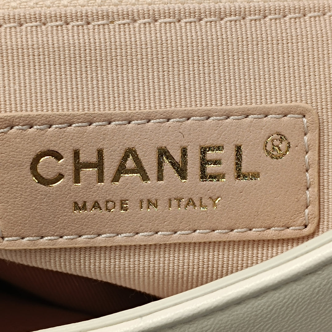 Chanel Small Matelassé Cuir d’agneau On And On Chain à rabat