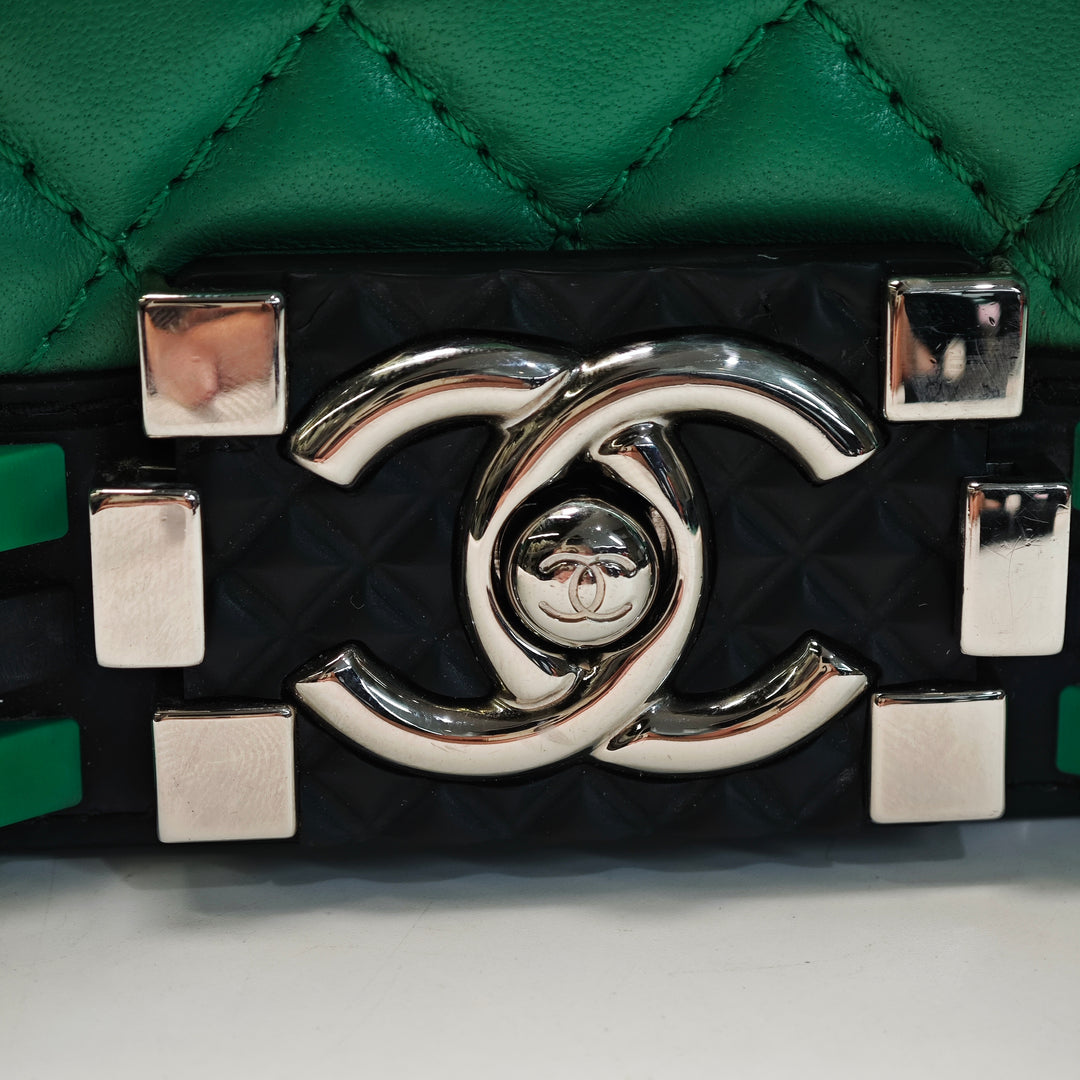 Chanel Small Bicolor Matelassé Cuir d’agneau et Rubber Boy à rabat