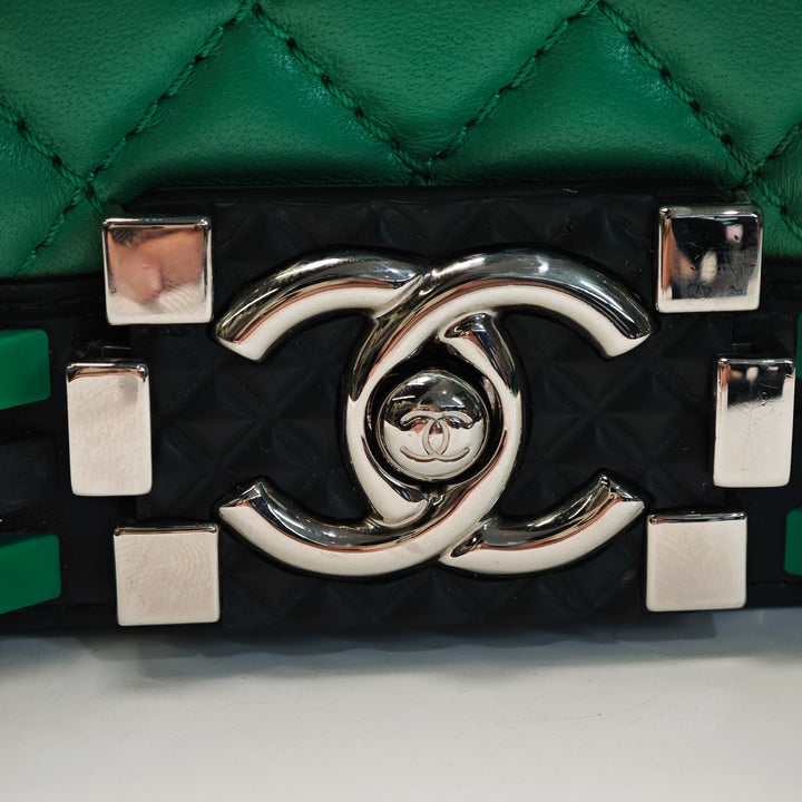 Chanel Small Bicolor Matelassé Cuir d’agneau et Rubber Boy à rabat