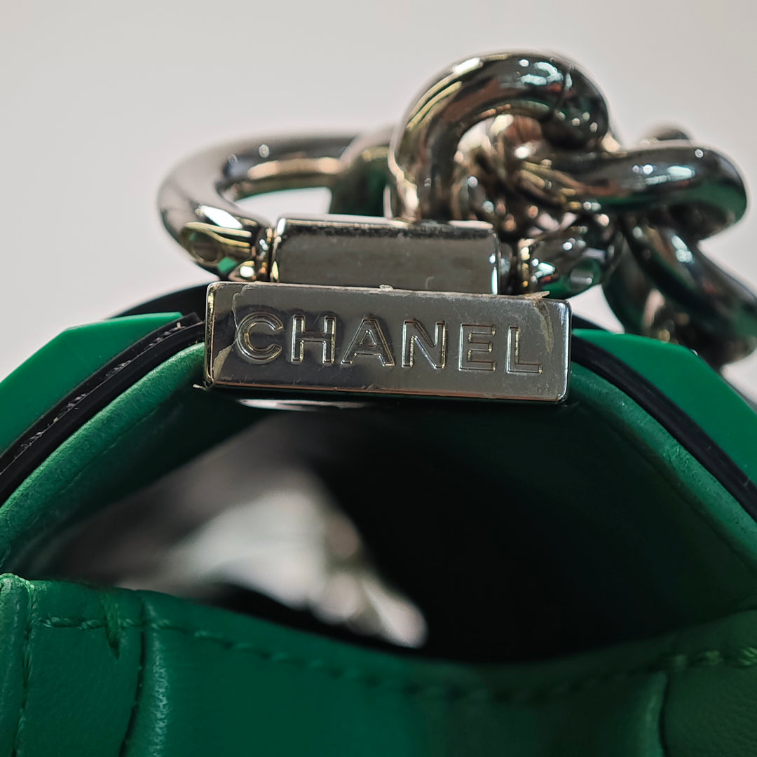 Chanel Small Bicolor Matelassé Cuir d’agneau et Rubber Boy à rabat