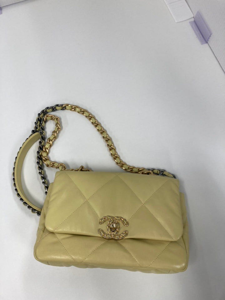 Chanel Medium Cuir d’agneau 19 à rabat
