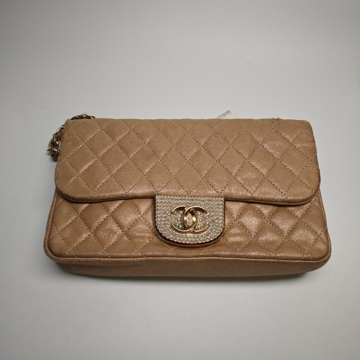 Chanel Small Matelassé Iridescent Cuir d’agneau Perle CC Cristal à rabat