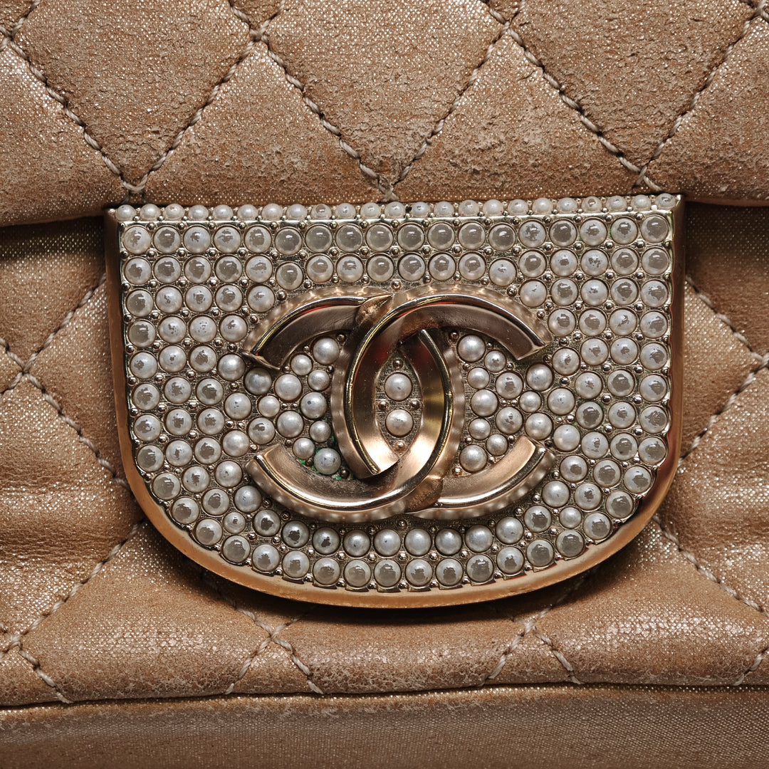 Chanel Small Matelassé Iridescent Cuir d’agneau Perle CC Cristal à rabat