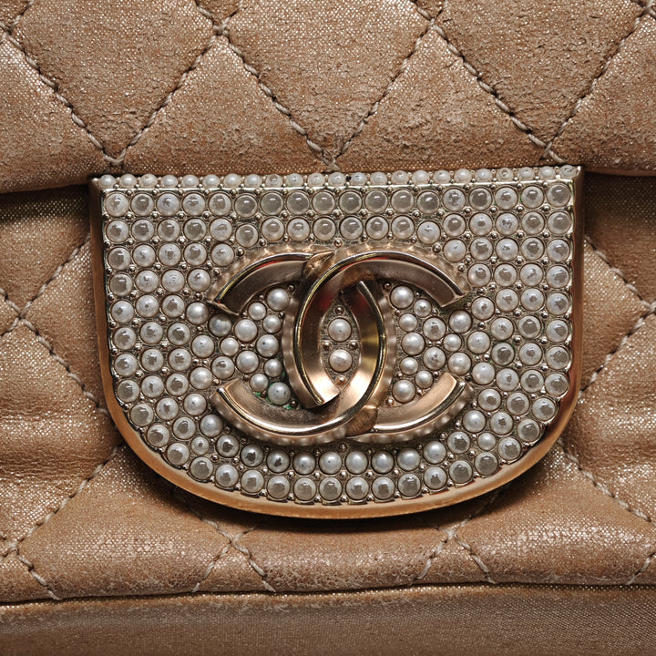 Chanel Small Matelassé Iridescent Cuir d’agneau Perle CC Cristal à rabat