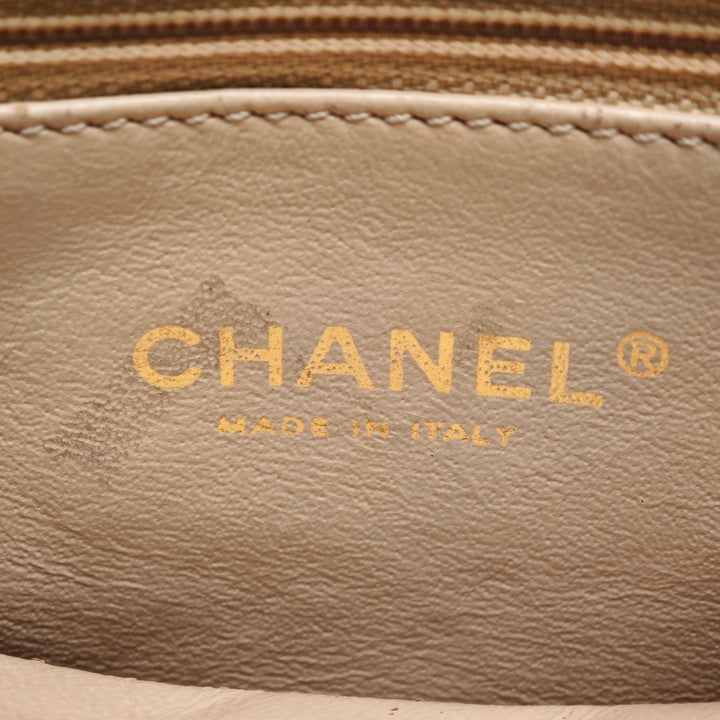 Chanel Small Matelassé Iridescent Cuir d’agneau Perle CC Cristal à rabat