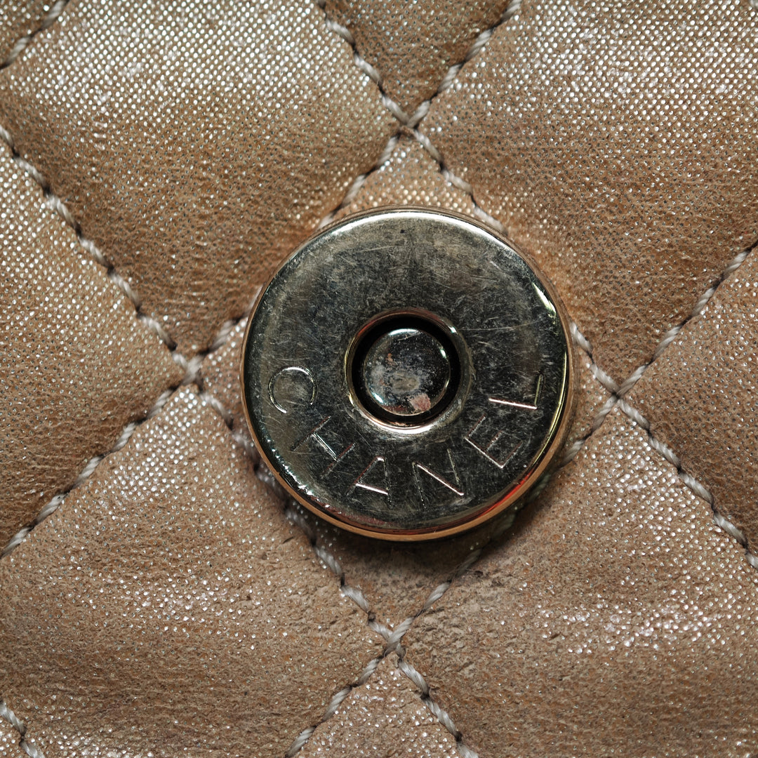 Chanel Small Matelassé Iridescent Cuir d’agneau Perle CC Cristal à rabat