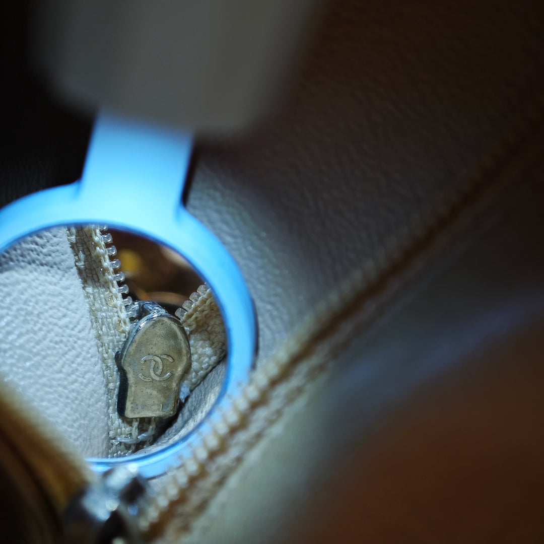 Chanel Small Matelassé Iridescent Cuir d’agneau Perle CC Cristal à rabat