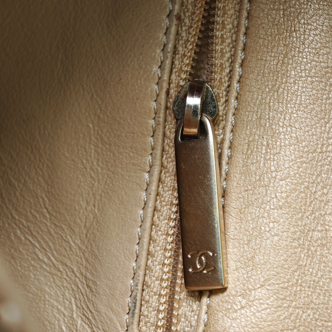 Chanel Small Matelassé Iridescent Cuir d’agneau Perle CC Cristal à rabat