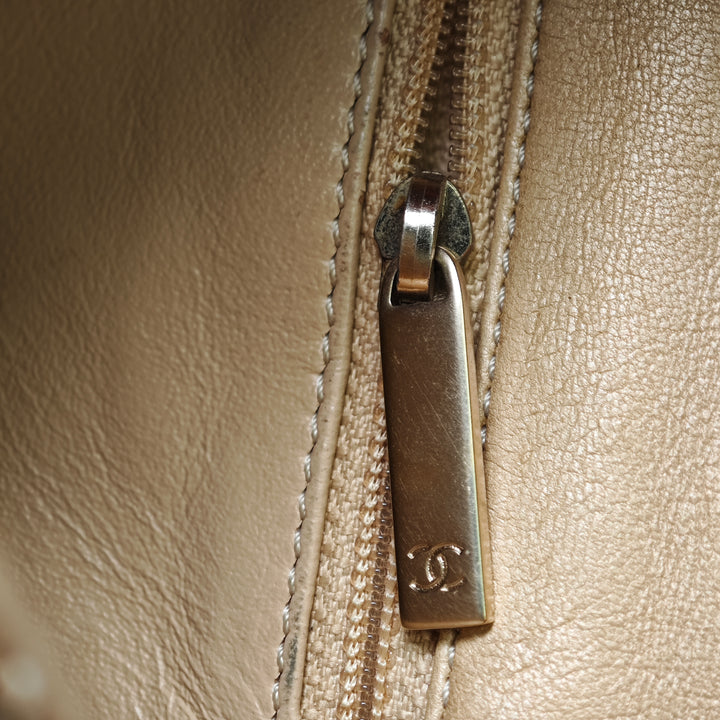 Chanel Small Matelassé Iridescent Cuir d’agneau Perle CC Cristal à rabat