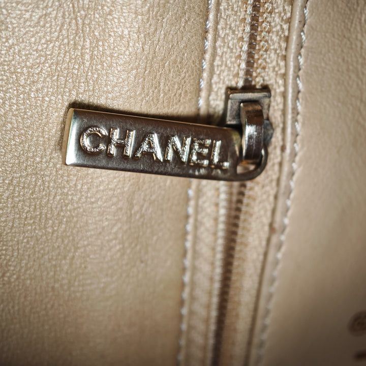 Chanel Small Matelassé Iridescent Cuir d’agneau Perle CC Cristal à rabat