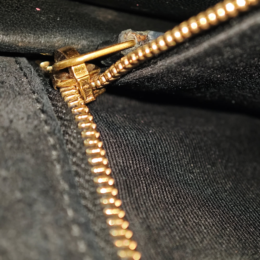 Saint Laurent brillant Croc embossé Cuir de veau Monogram Cassandra Chain Portefeuille