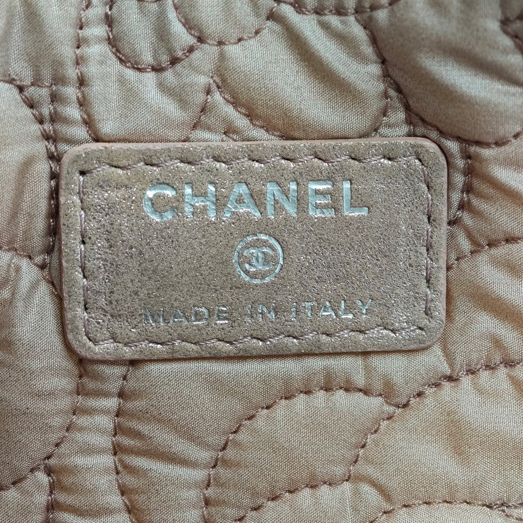 Chanel Large CC embossé Metallic Cuir d’agneau Camellia O Étui Pochette