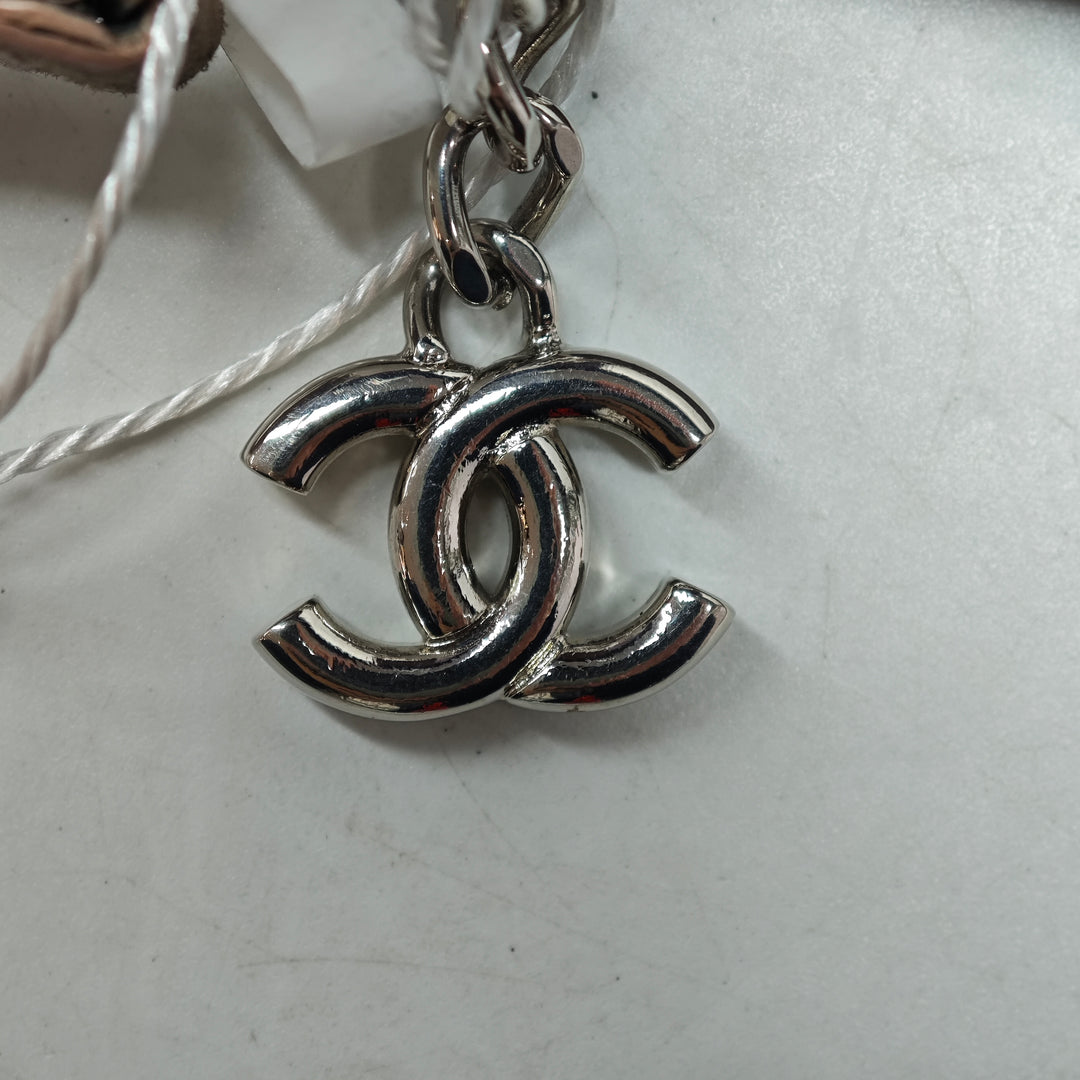 Chanel Large CC embossé Metallic Cuir d’agneau Camellia O Étui Pochette