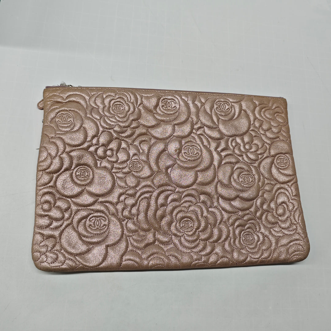 Chanel Large CC embossé Metallic Cuir d’agneau Camellia O Étui Pochette