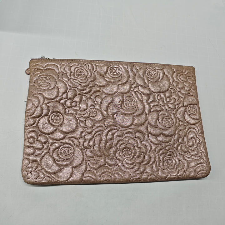 Chanel Large CC embossé Metallic Cuir d’agneau Camellia O Étui Pochette