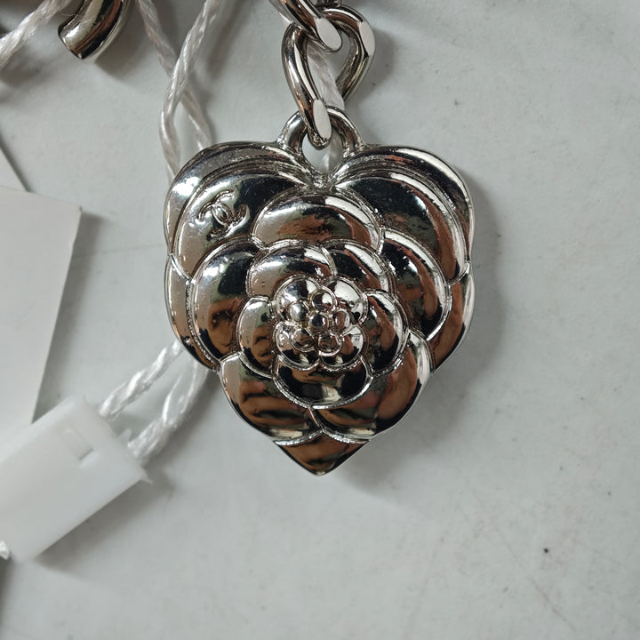Chanel Large CC embossé Metallic Cuir d’agneau Camellia O Étui Pochette
