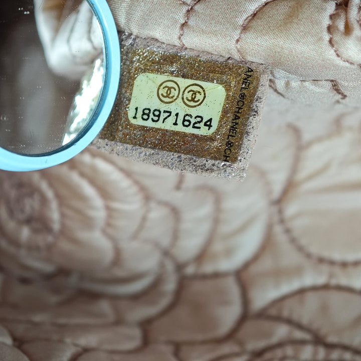 Chanel Large CC embossé Metallic Cuir d’agneau Camellia O Étui Pochette