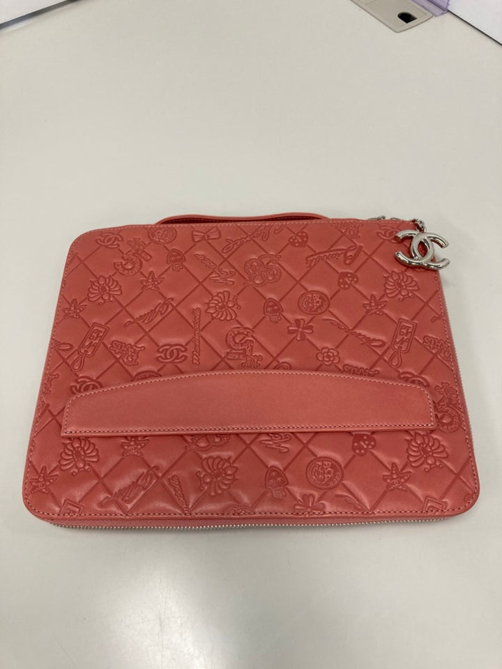 Chanel embossé Cuir d’agneau Lucky Symbols iPad Étui