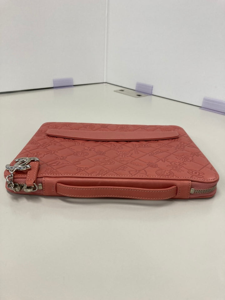 Chanel embossé Cuir d’agneau Lucky Symbols iPad Étui
