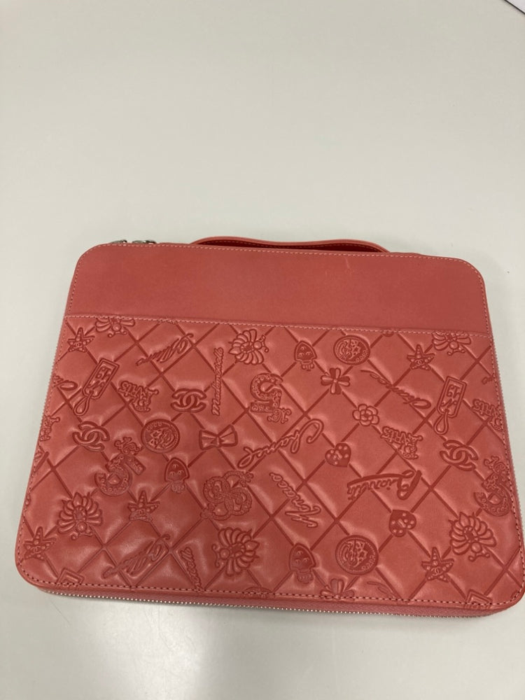 Chanel embossé Cuir d’agneau Lucky Symbols iPad Étui