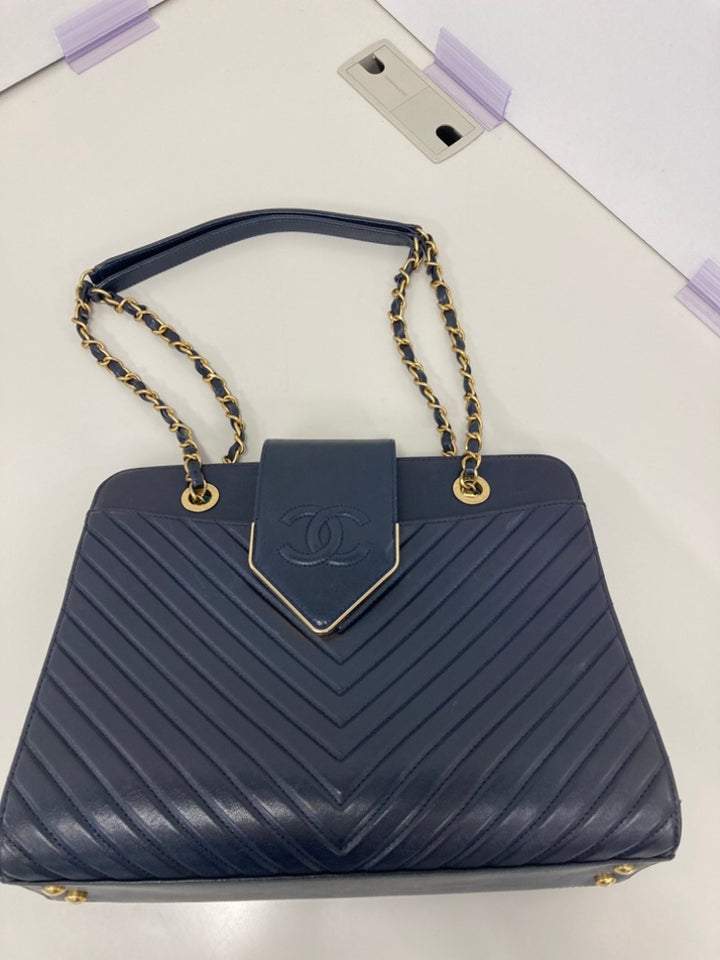 Chanel Chevron Cuir de veau Collar et Tie Cabas