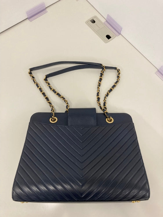 Chanel Chevron Cuir de veau Collar et Tie Cabas