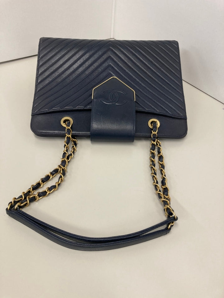 Chanel Chevron Cuir de veau Collar et Tie Cabas