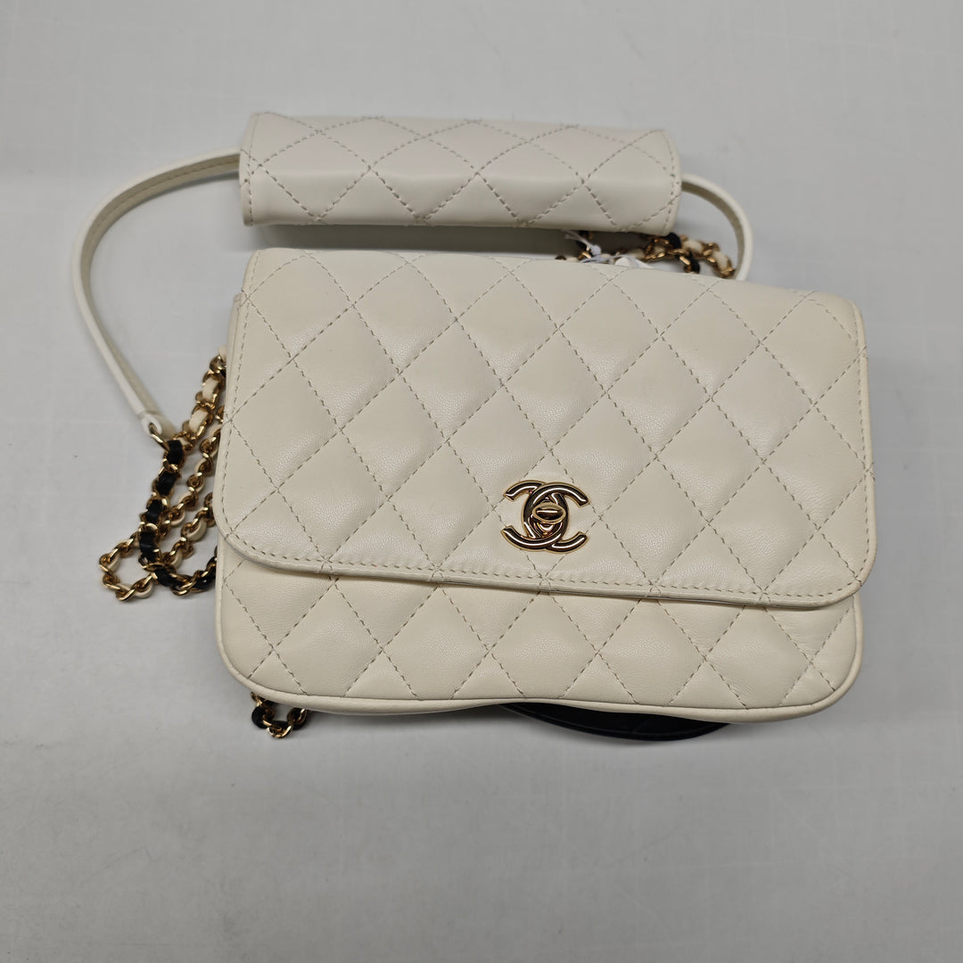 Chanel CC Matelassé Cuir d’agneau Side Packs à rabat