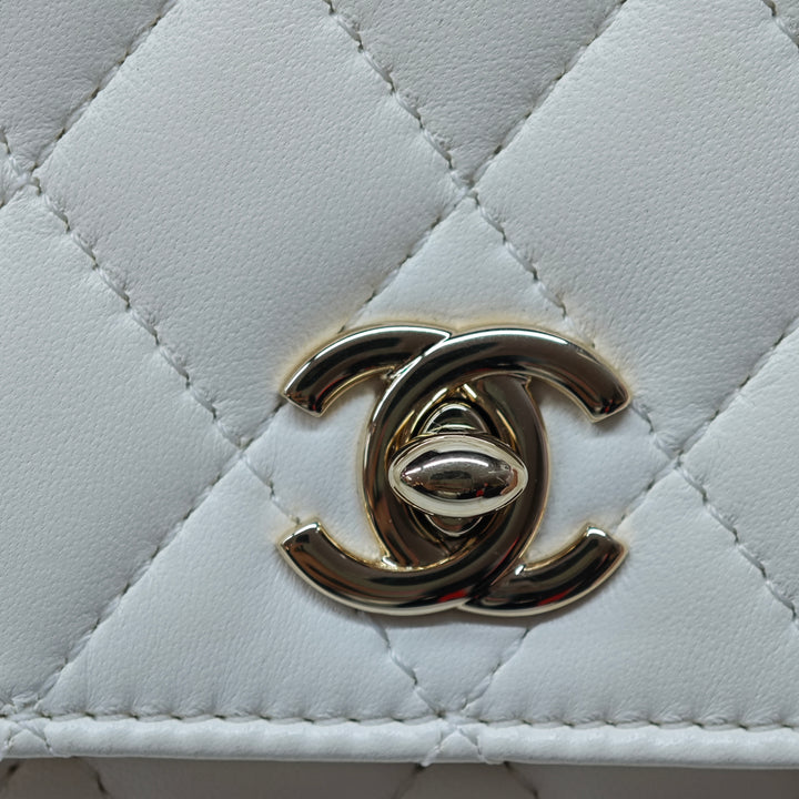 Chanel CC Matelassé Cuir d’agneau Side Packs à rabat