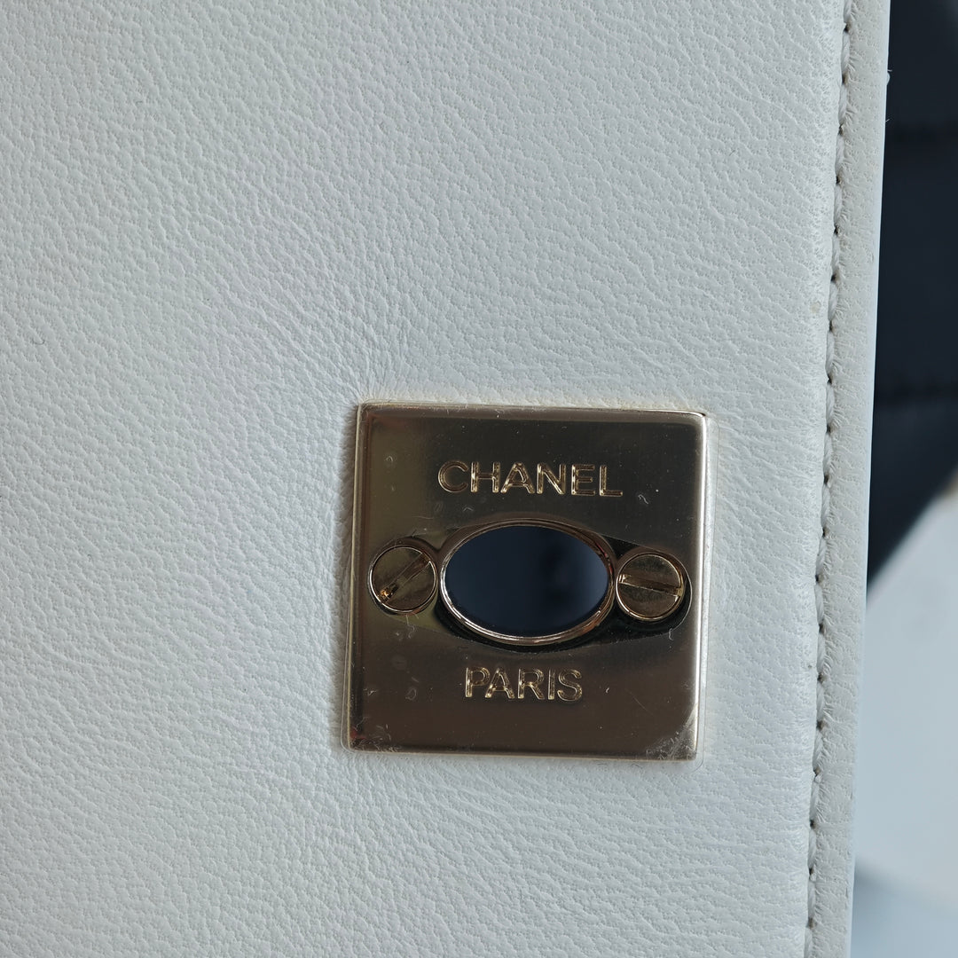 Chanel CC Matelassé Cuir d’agneau Side Packs à rabat