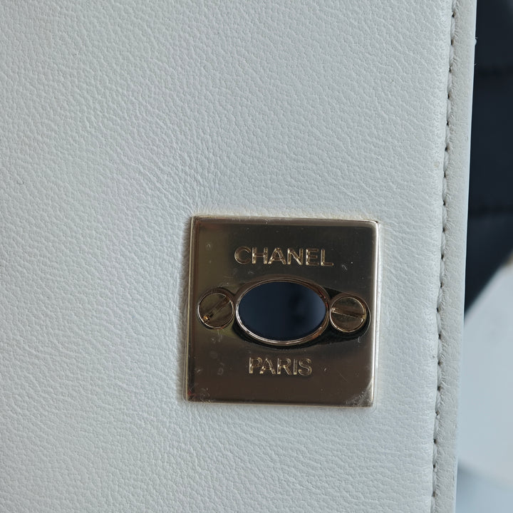 Chanel CC Matelassé Cuir d’agneau Side Packs à rabat