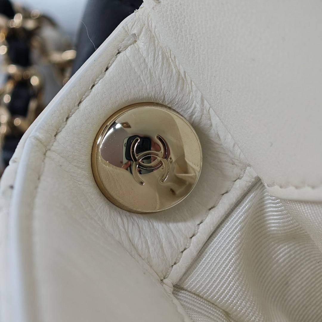 Chanel CC Matelassé Cuir d’agneau Side Packs à rabat