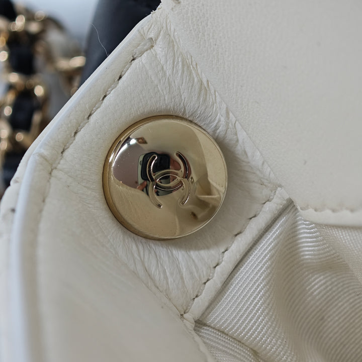 Chanel CC Matelassé Cuir d’agneau Side Packs à rabat