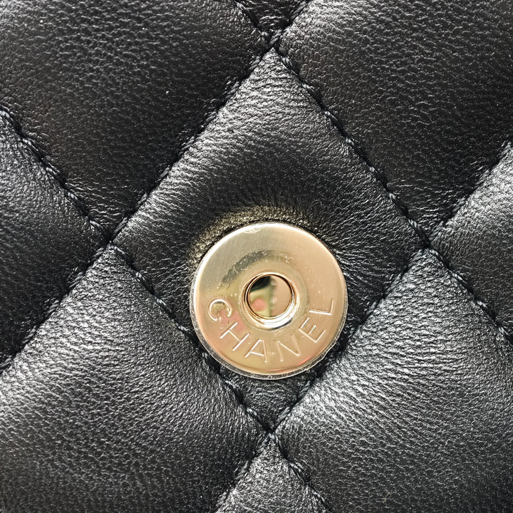 Chanel CC Matelassé Cuir d’agneau Side Packs à rabat