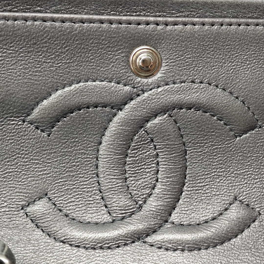 Chanel Medium Classic Iridescent Cuir d’agneau Double rabat