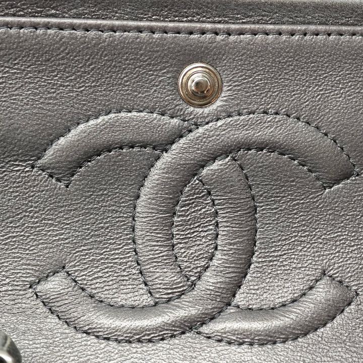 Chanel Medium Classic Iridescent Cuir d’agneau Double rabat