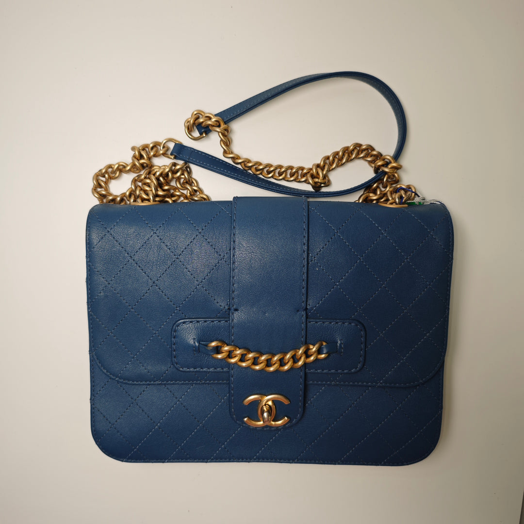 Chanel Large Matelassé Sheepskin Front Chain à rabat