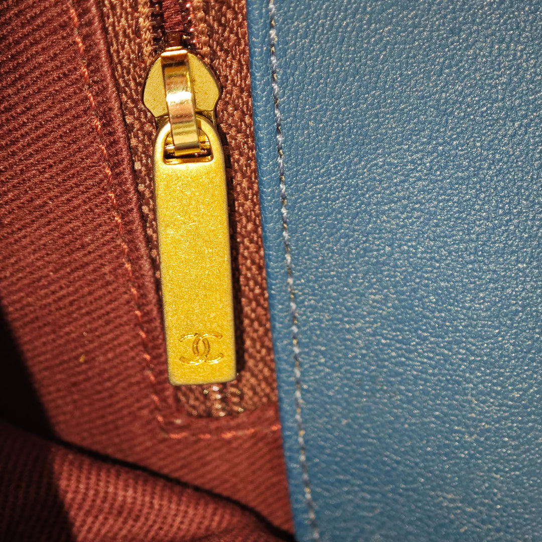Chanel Large Matelassé Sheepskin Front Chain à rabat