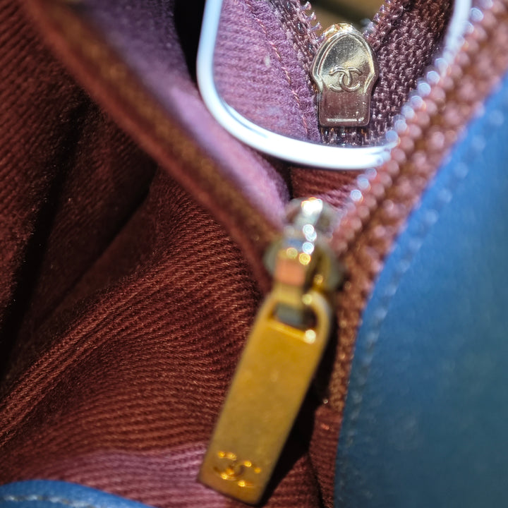 Chanel Large Matelassé Sheepskin Front Chain à rabat