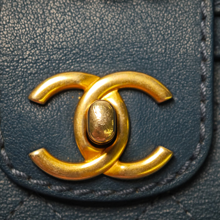 Chanel Large Matelassé Sheepskin Front Chain à rabat