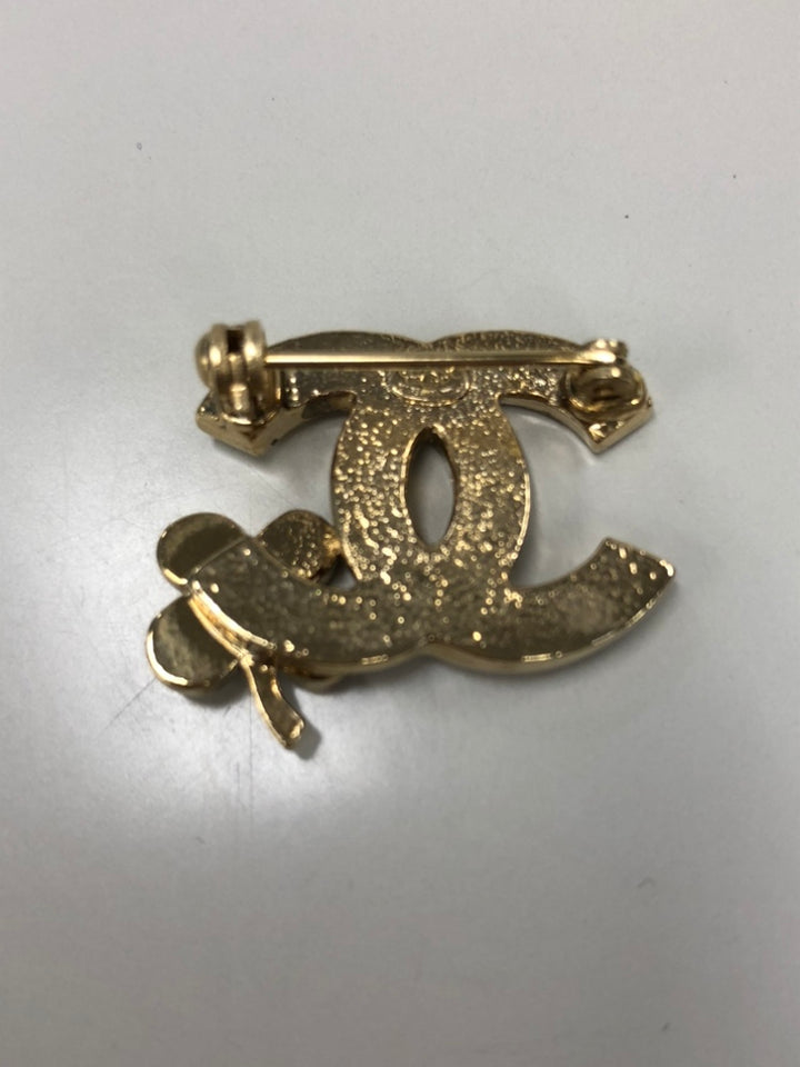 Chanel CC plaqué Strass Clover Leaf Pin Broche
