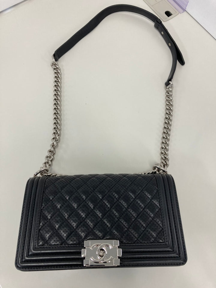 Chanel Old Medium Matelassé perforé Cuir d’agneau Boy à rabat